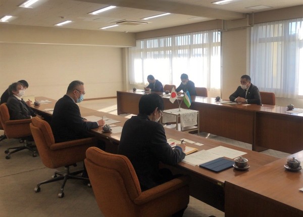 From the left in the front row; Mr.Elbek, Dr. Taguchi, President Sakai, Dr. Hasegawa From the left in the back row; Counselor Turgunov, Minister-Counselor Jalilov, Ambassador Abdurakhmonov