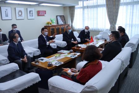 Scene of the meeting From the left in the back row; Prof. Konaka, Prof. Kawamoto, President Sakai, Executive Director Kurokawa From the left in the from row; Ms. Huong (HUCE), Vice Rector Giang, Rector Hoa, Former Vice Rector Minh 