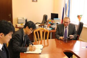 Rector Chuprunov of Lobachevsky University and President Yamaguchi concluding the Agreement and MoU